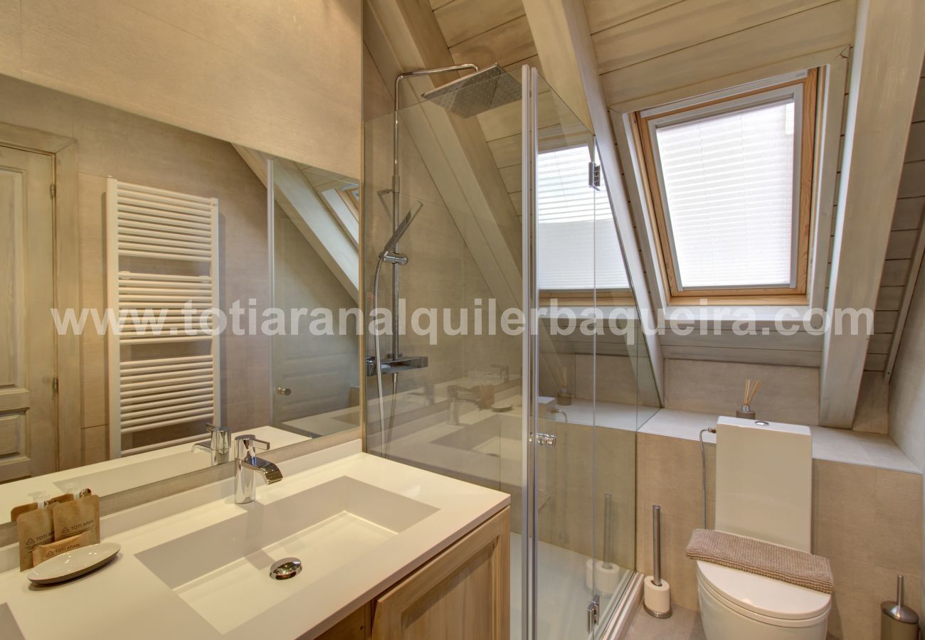 Bathroom of the Varrados by Totiaran apartment at the foot of the slopes