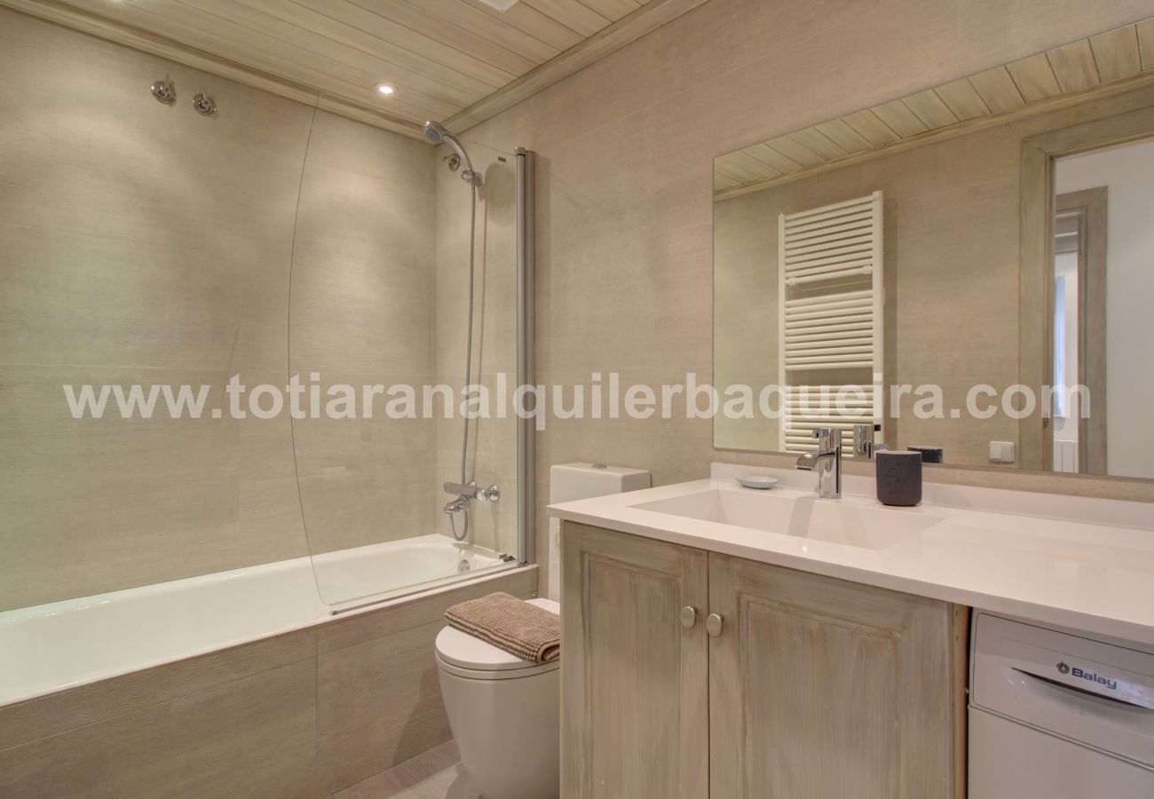 Bathroom of the Varrados by Totiaran apartment at the foot of the slopes