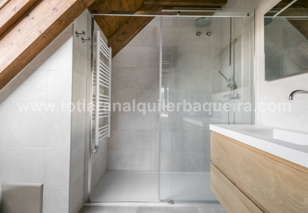 Apartment in Baqueira - Escornacrabes by Totiaran