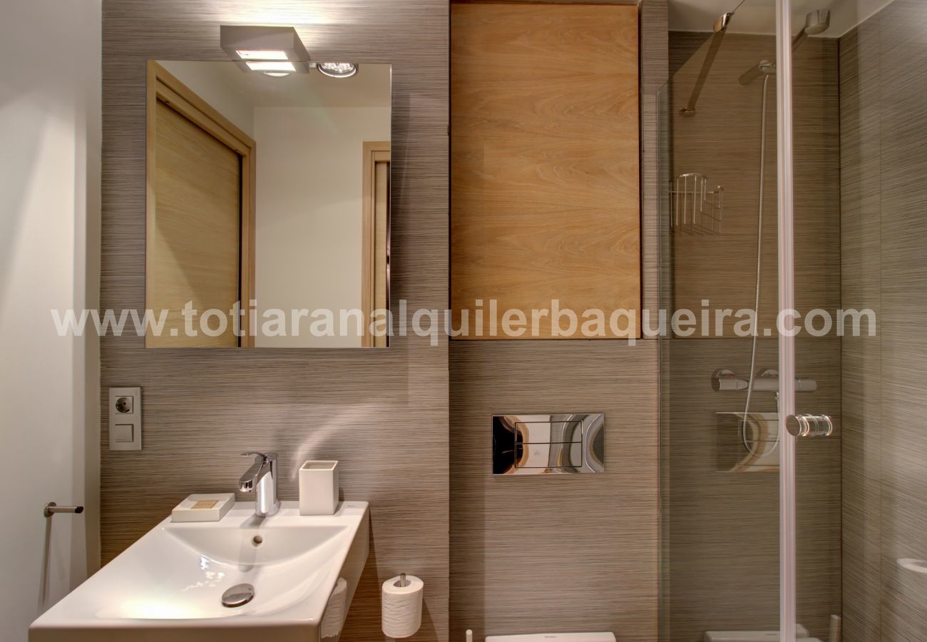 Bathroom Camarote by Totiaran, apartment Baqueira