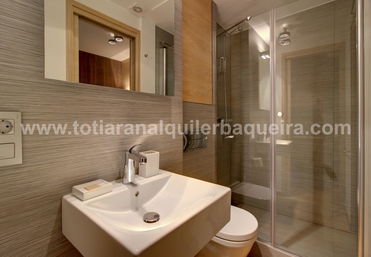 Bathroom Camarote by Totiaran, apartment Baqueira