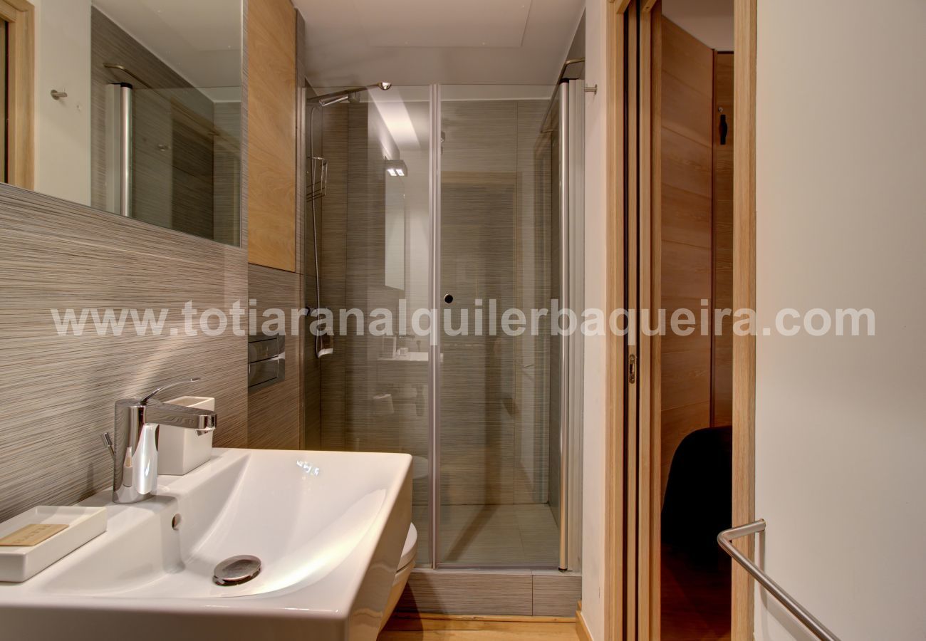 Bathroom Camarote by Totiaran, apartment Baqueira