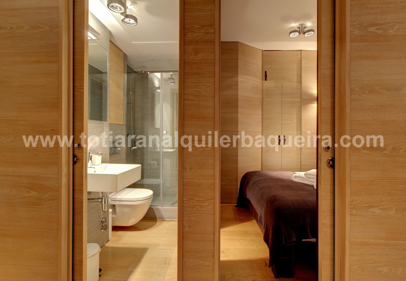 Bathroom Camarote by Totiaran, apartment Baqueira