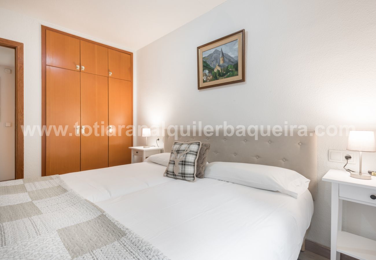 Eth Pradeth by Totiaran bedroom Baqueira center, at the foot of the slopes