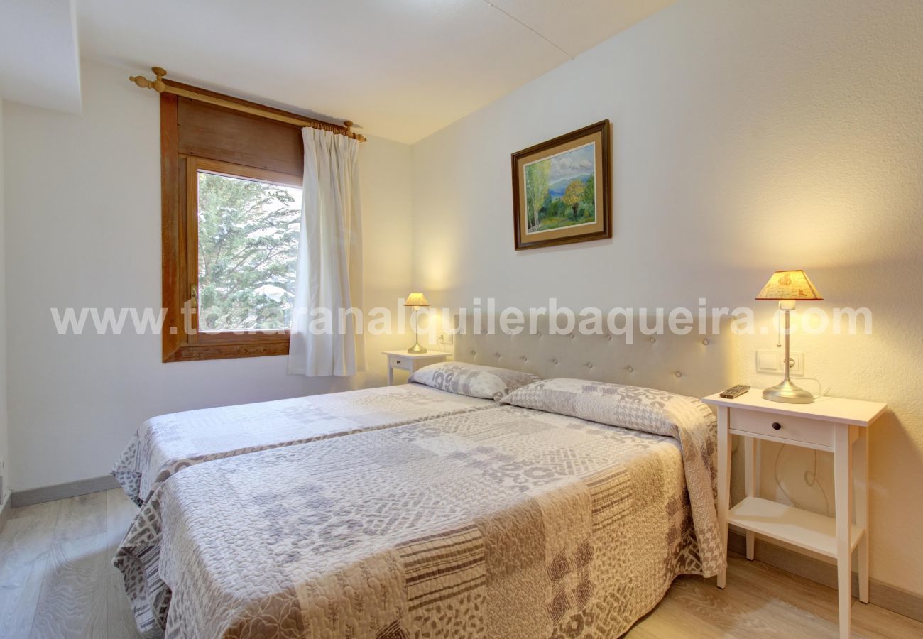 Master bedroom Eth Turcalh by Totiaran, Baqueira apartment on the slopes