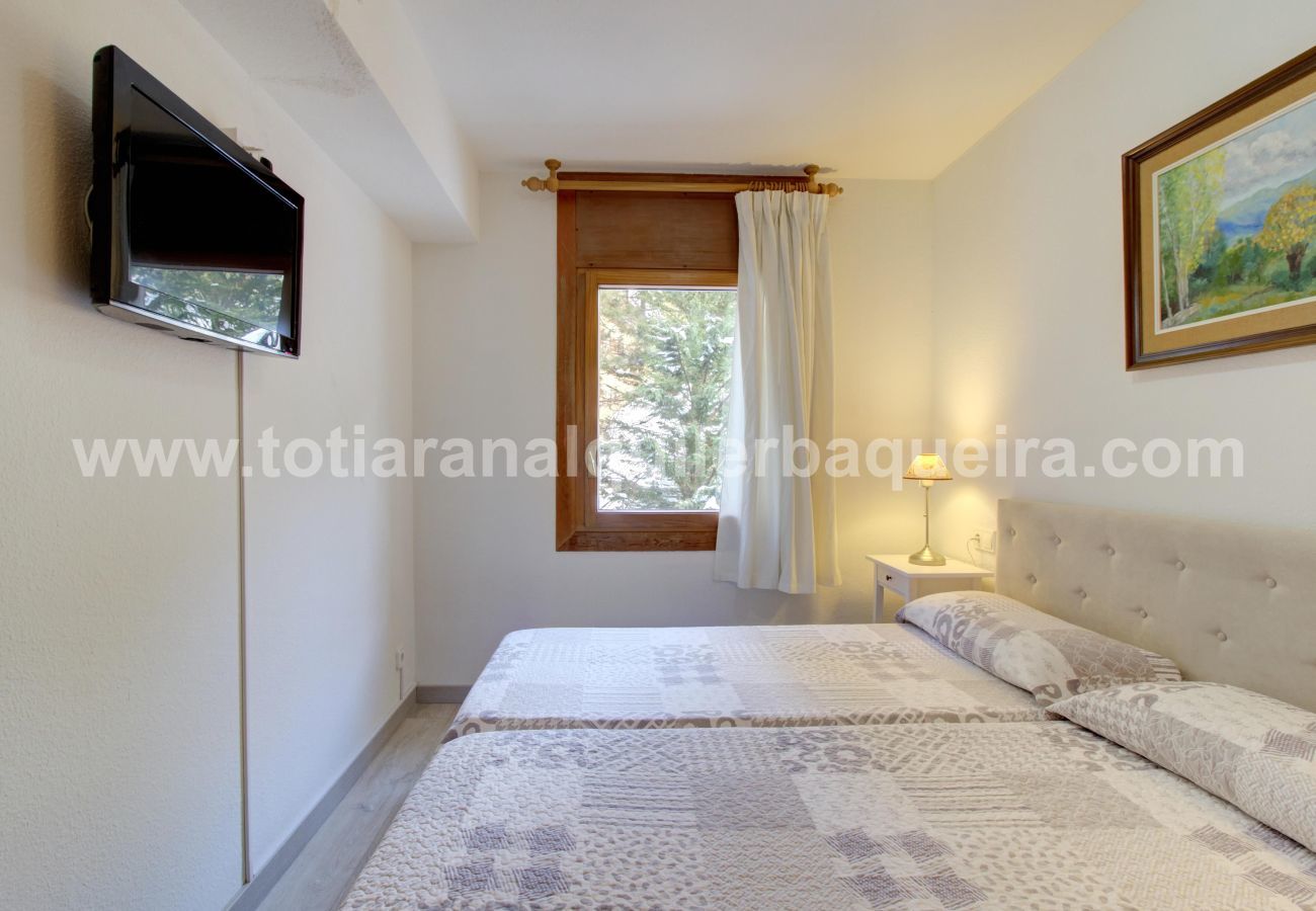 Master bedroom Eth Turcalh by Totiaran, Baqueira apartment on the slopes