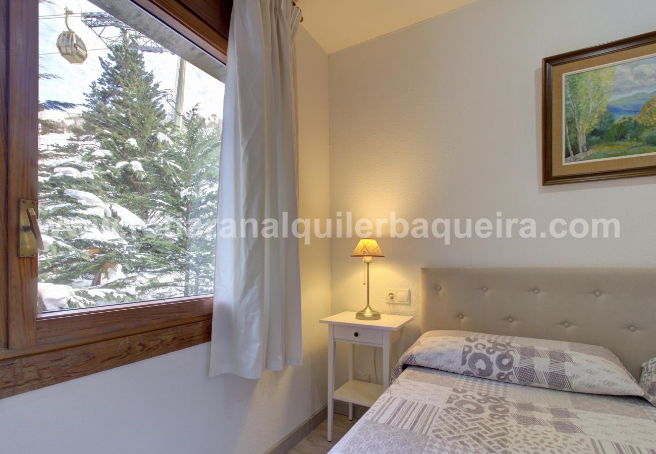 Master bedroom Eth Turcalh by Totiaran, Baqueira apartment on the slopes
