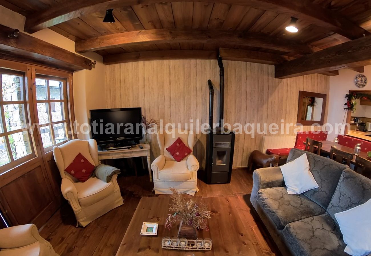 Aiguamoix by Totiaran beautiful dining room for 8 people in Tredos, 5 minutes from Baqueira