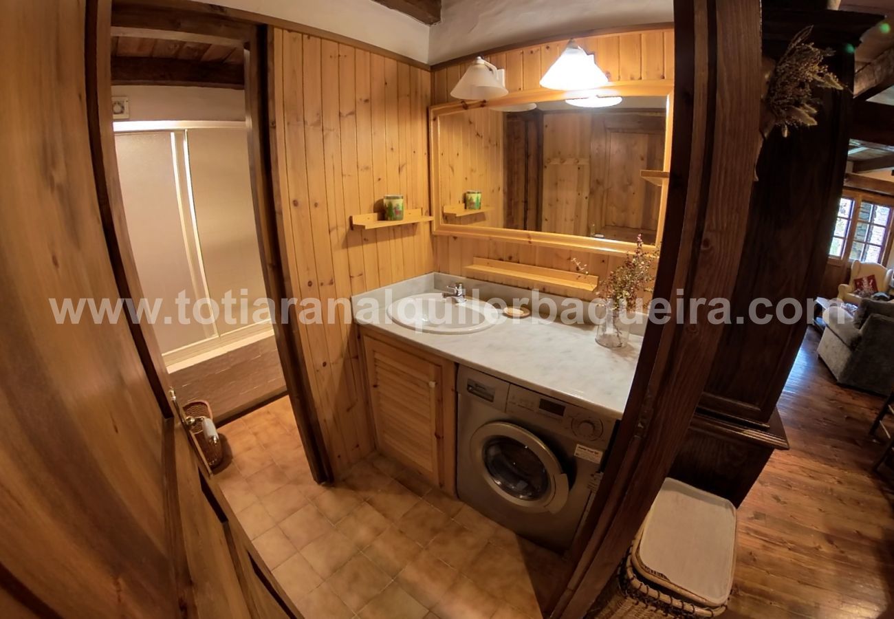 Full bathroom of the Aiguamoix by Totiaran apartment, in Tredos, 5 minutes from Baqueira