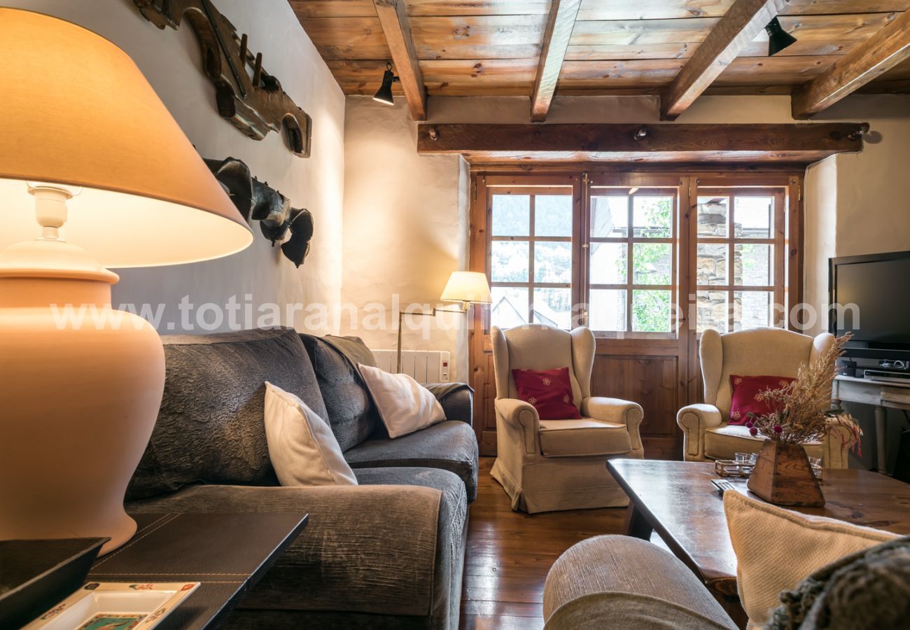 Aiguamoix by Totiaran beautiful dining room for 8 people in Tredos, 5 minutes from Baqueira