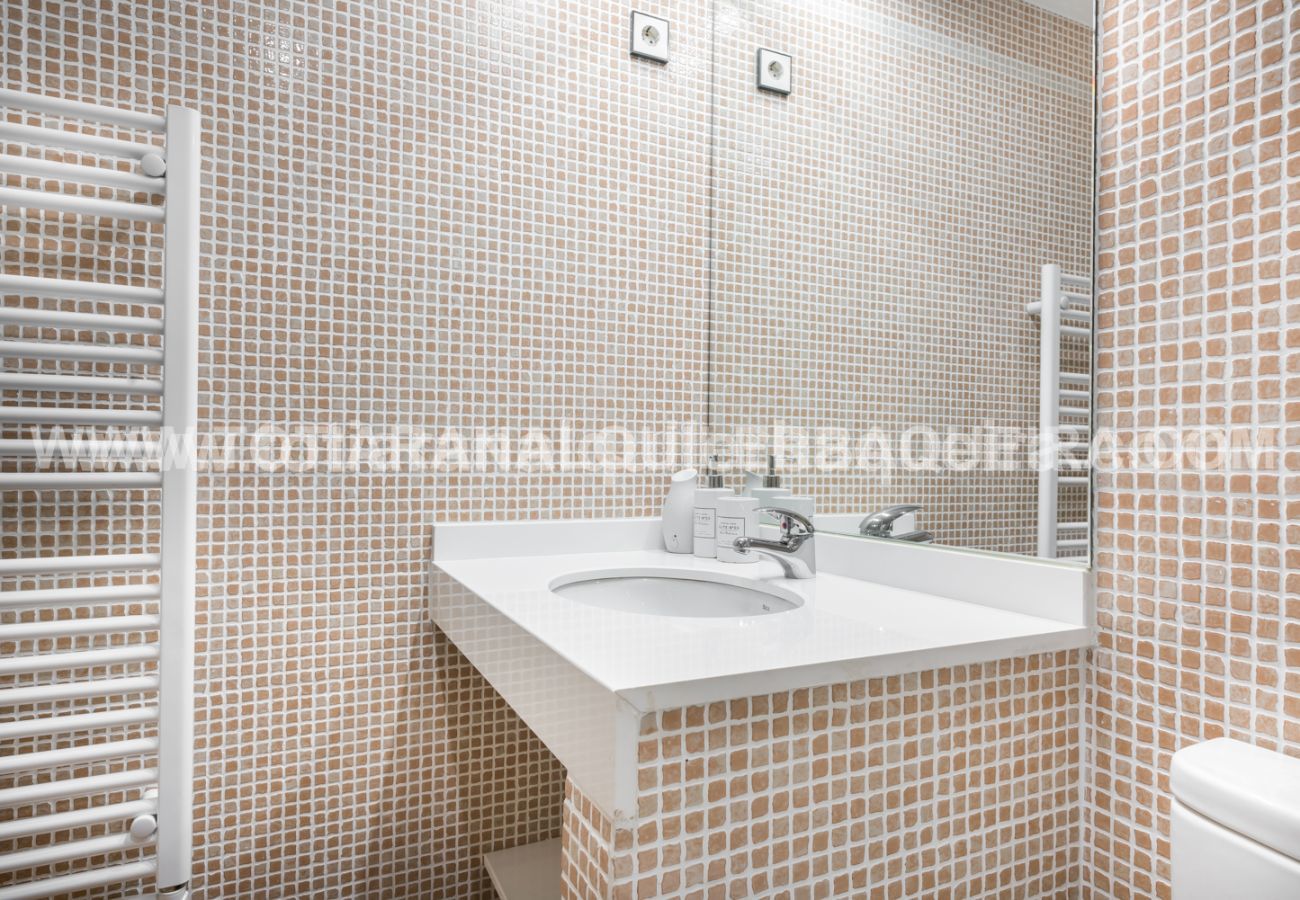 Bathroom apartament Era Cabana by Totiaran , in Baqueira, at the foot of the slopes