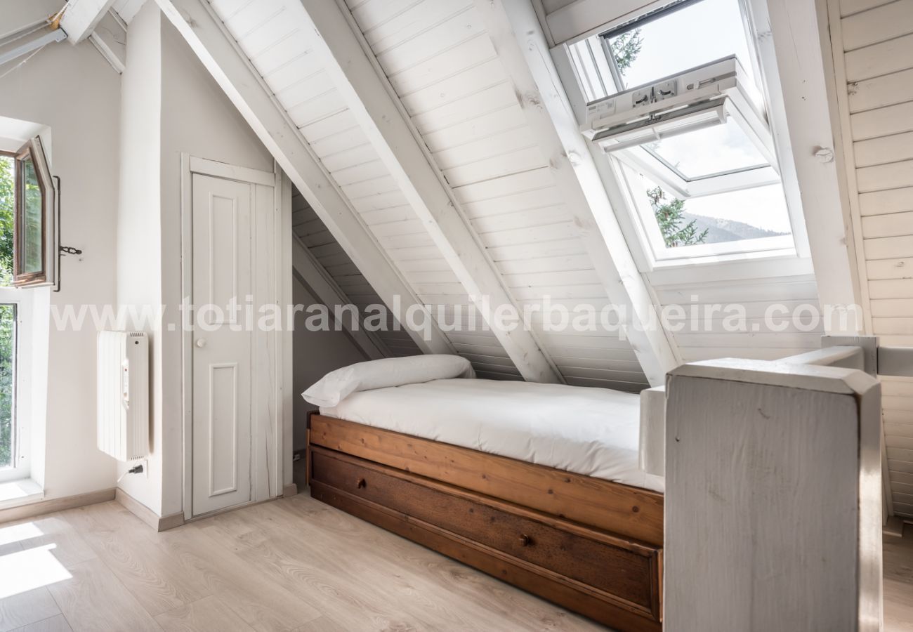 Bedroom of the Casa Aneto by Totiaran. Located in Unha