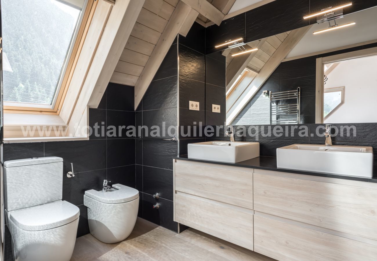 Bathroom of the house Eth Mur by Totiaran, Val de Ruda, a pie de pistas