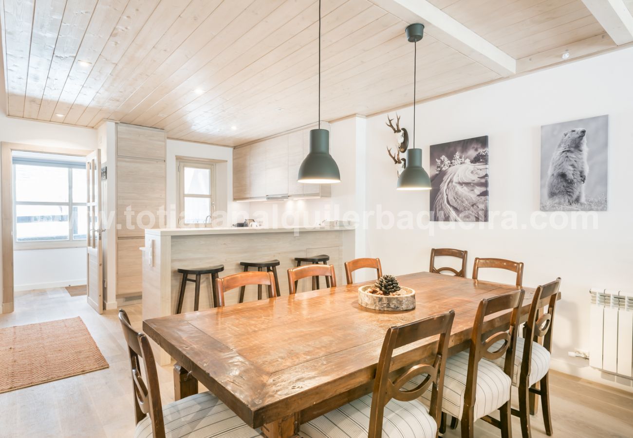 American Kitchen room of the house Eth Mur by Totiaran, Val de Ruda Urbanization, at the foot of the slopes