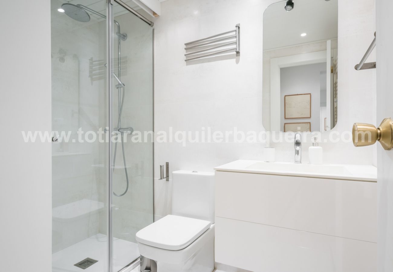 Renovated bathroom of the Era Piusa by Totiaran apartment. Baqueira center