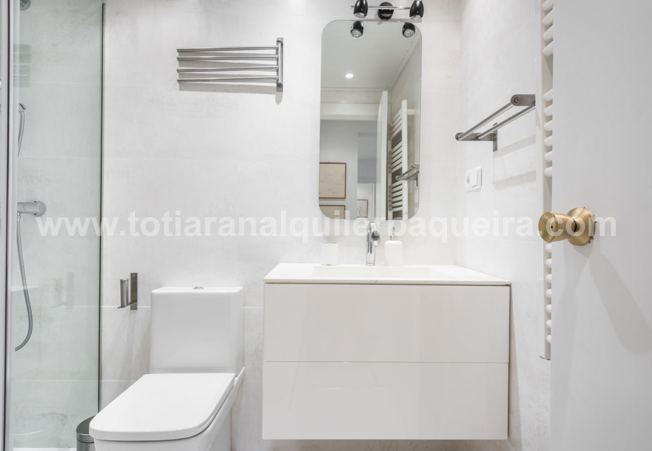 Renovated bathroom of the Era Piusa by Totiaran apartment. Baqueira center