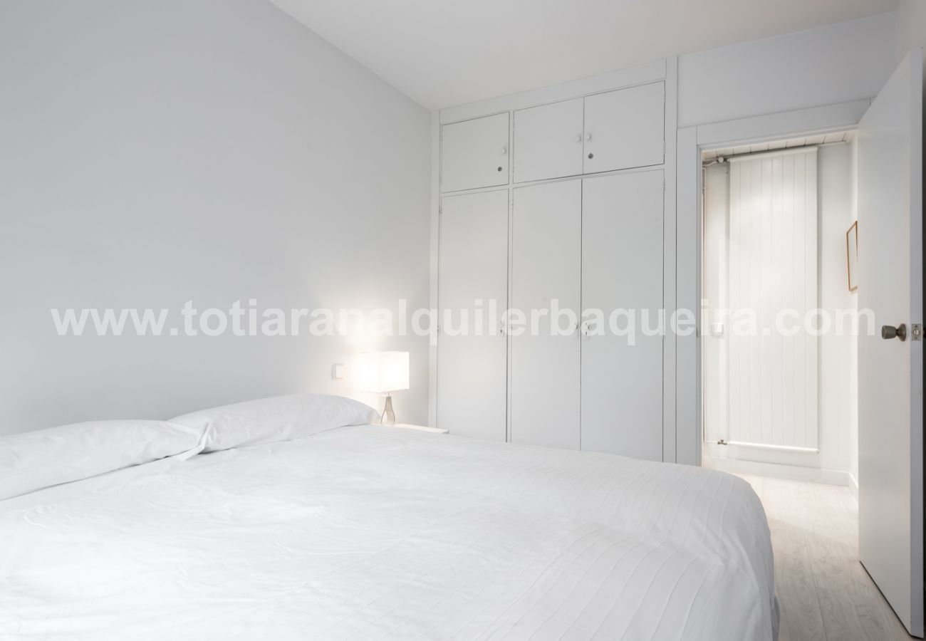 Bedroom of the Era Piusa by Totiaran apartment. Baqueira center