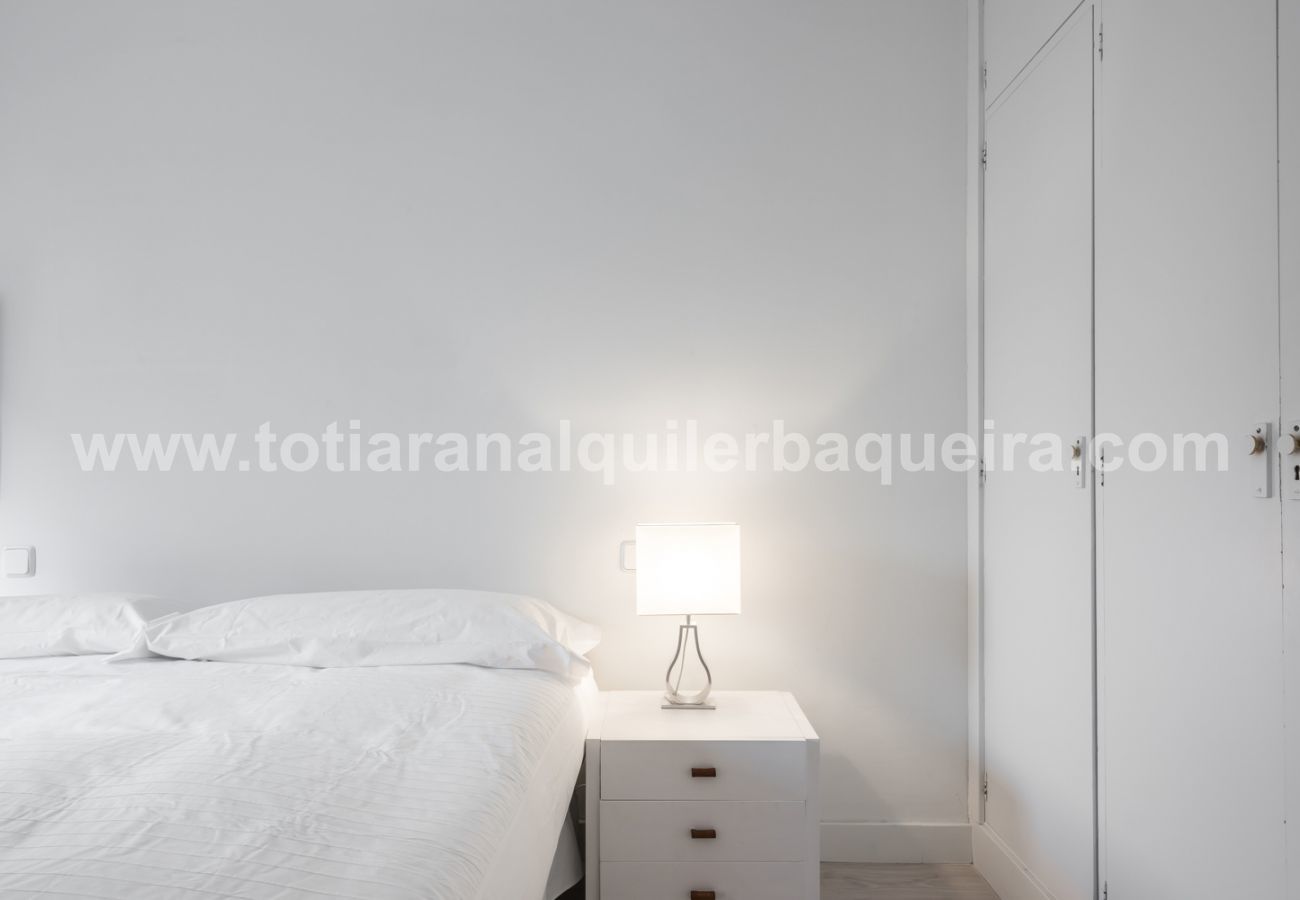 Bedroom of the Era Piusa by Totiaran apartment. Baqueira center