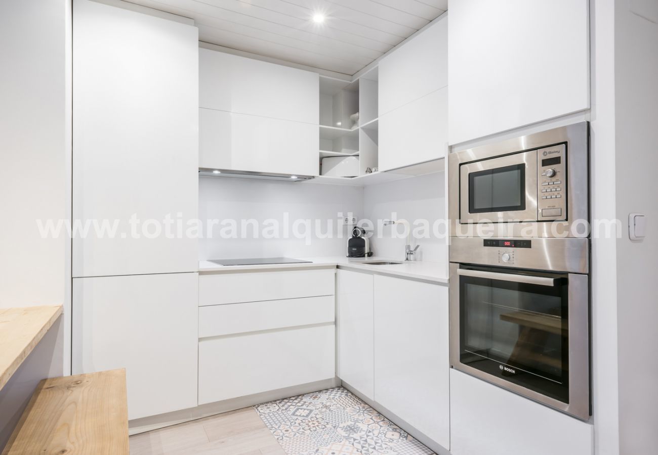 American kitchen Apartment Era Piusa by Totiaran. Center of Baqueira