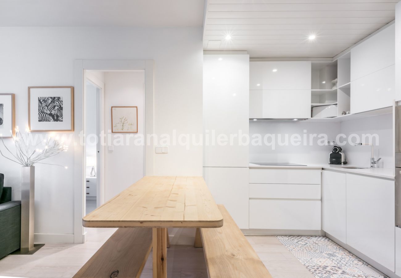 American kitchen Apartment Era Piusa by Totiaran. Center of Baqueira