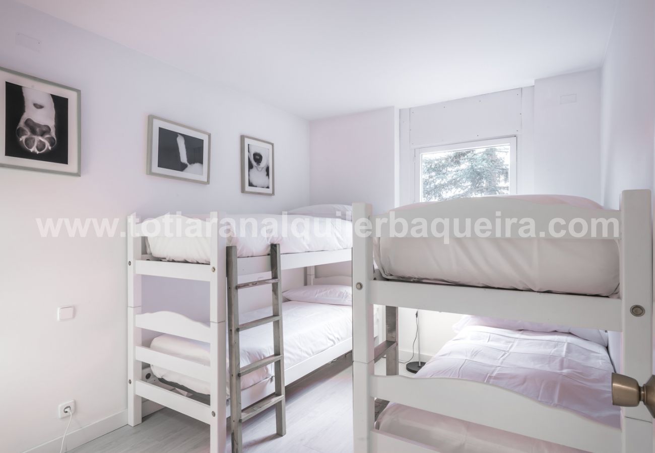 Bedroom of the Era Piusa by Totiaran apartment. Baqueira center