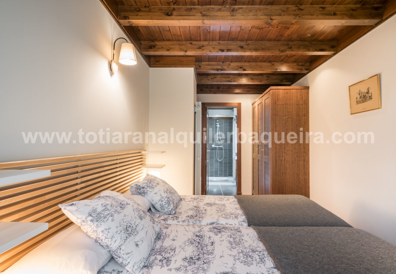 Beautiful bedroom of the Tulmas by Totiaran apartment. Located in Val de Ruda. At the foot of the slopes.