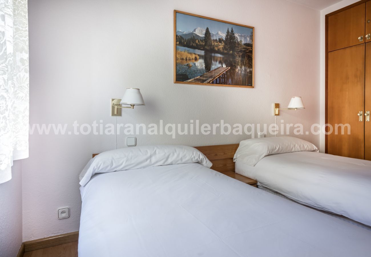 Barlongueta by Totiaran bedroom, Baqueira center, at the foot of the slopes