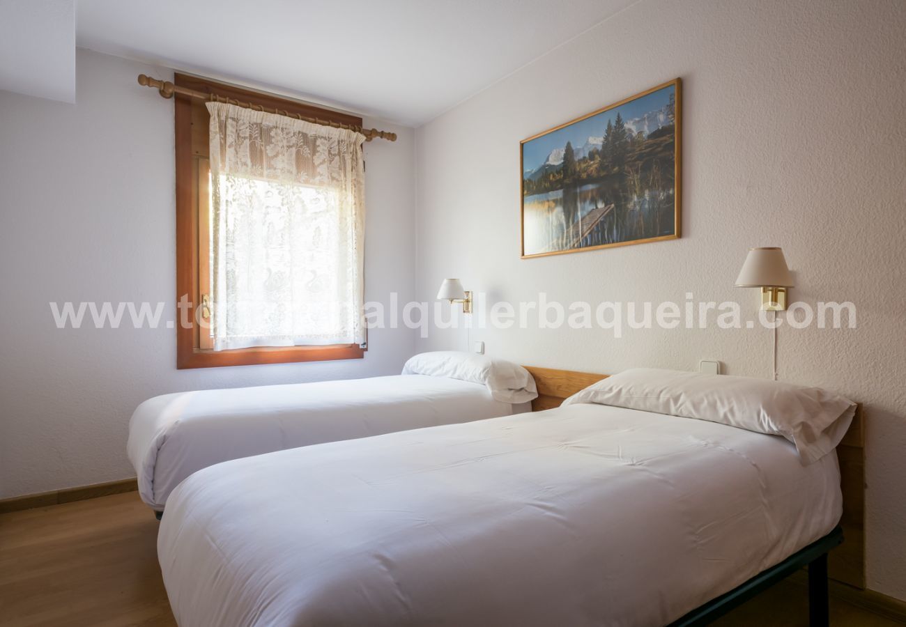 Barlongueta by Totiaran bedroom, Baqueira center, at the foot of the slopes