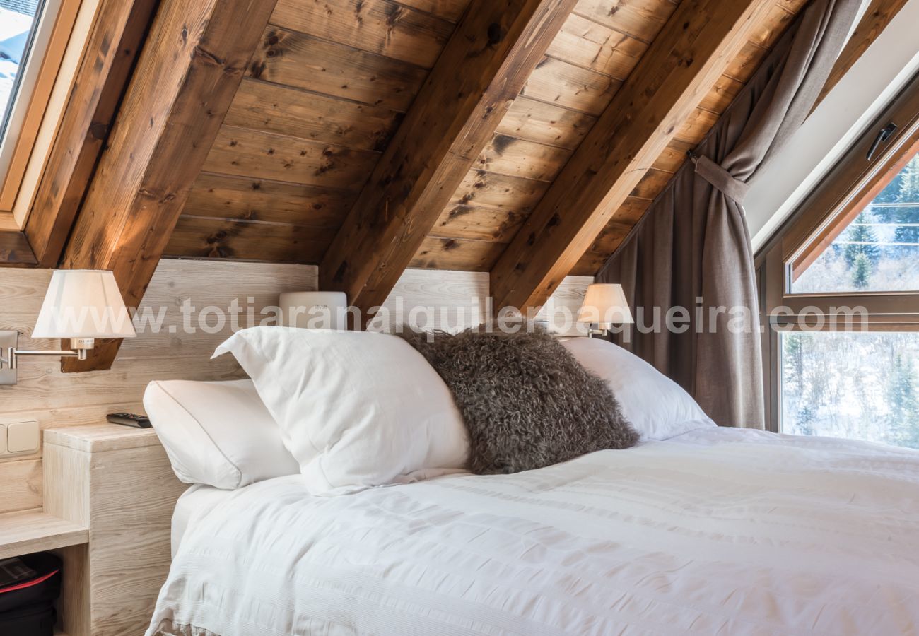 Beautiful bedroom of the holiday apartment Marmotes by Totiaran, at the foot of the slopes