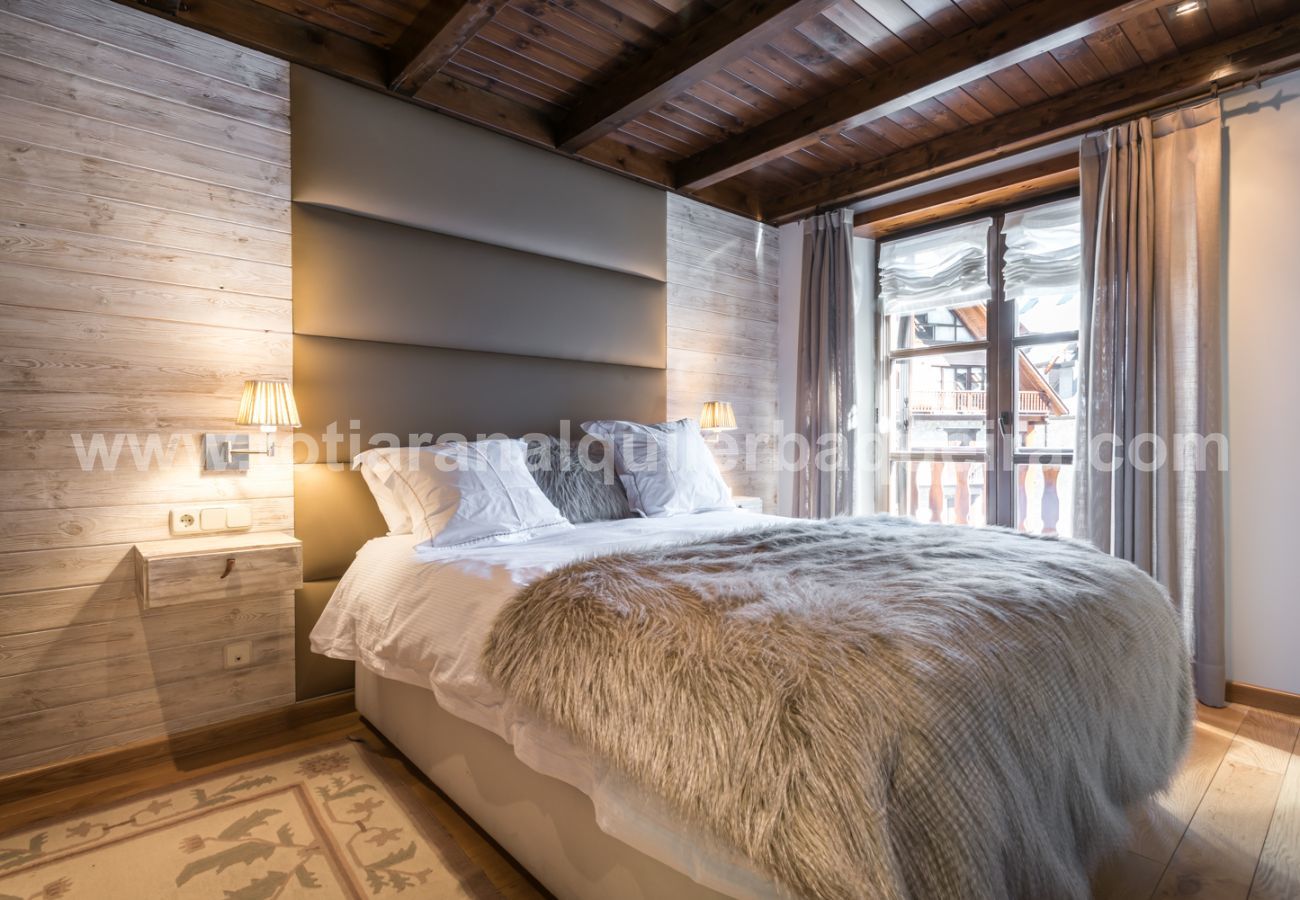 Beautiful bedroom of the holiday apartment Marmotes by Totiaran, at the foot of the slopes