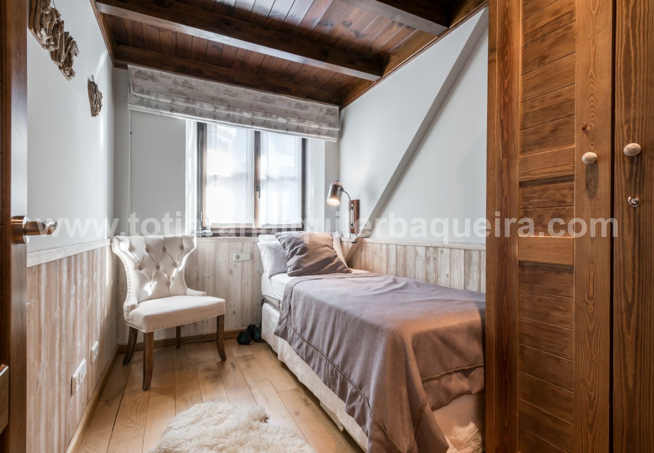 Beautiful bedroom of the holiday apartment Marmotes by Totiaran, at the foot of the slopes