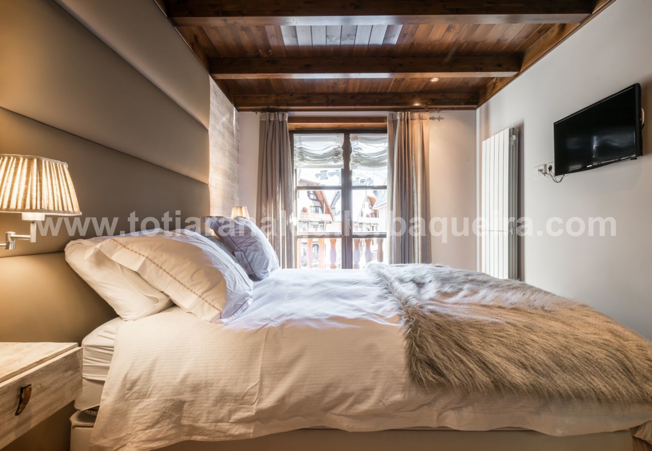 Beautiful bedroom of the holiday apartment Marmotes by Totiaran, at the foot of the slopes