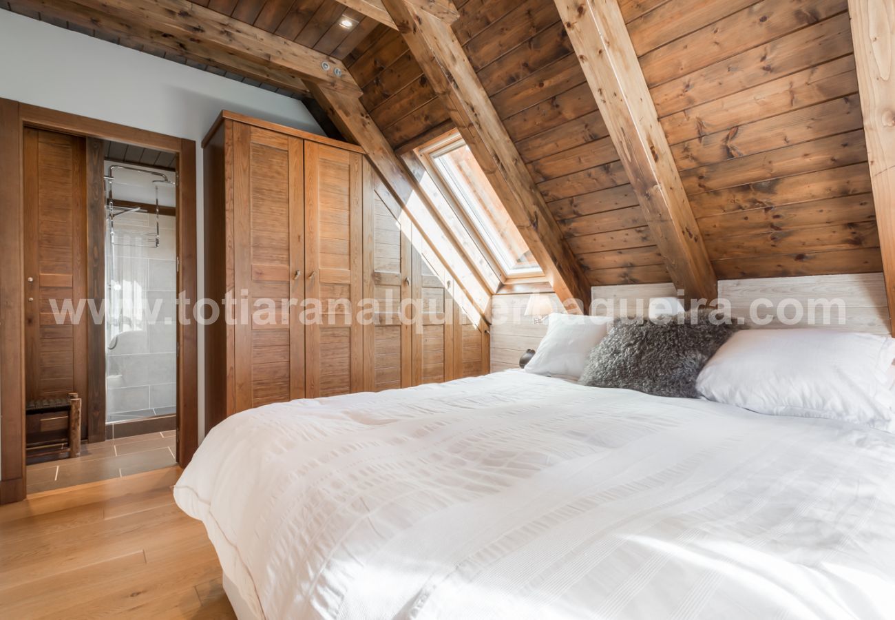 Beautiful bedroom of the holiday apartment Marmotes by Totiaran, at the foot of the slopes