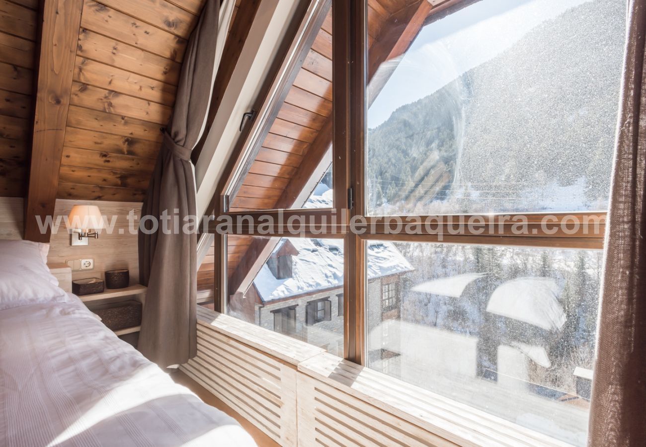 Beautiful bedroom of the holiday apartment Marmotes by Totiaran, at the foot of the slopes