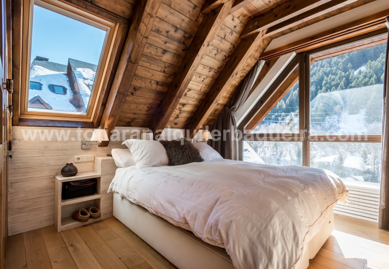 Beautiful bedroom of the holiday apartment Marmotes by Totiaran, at the foot of the slopes