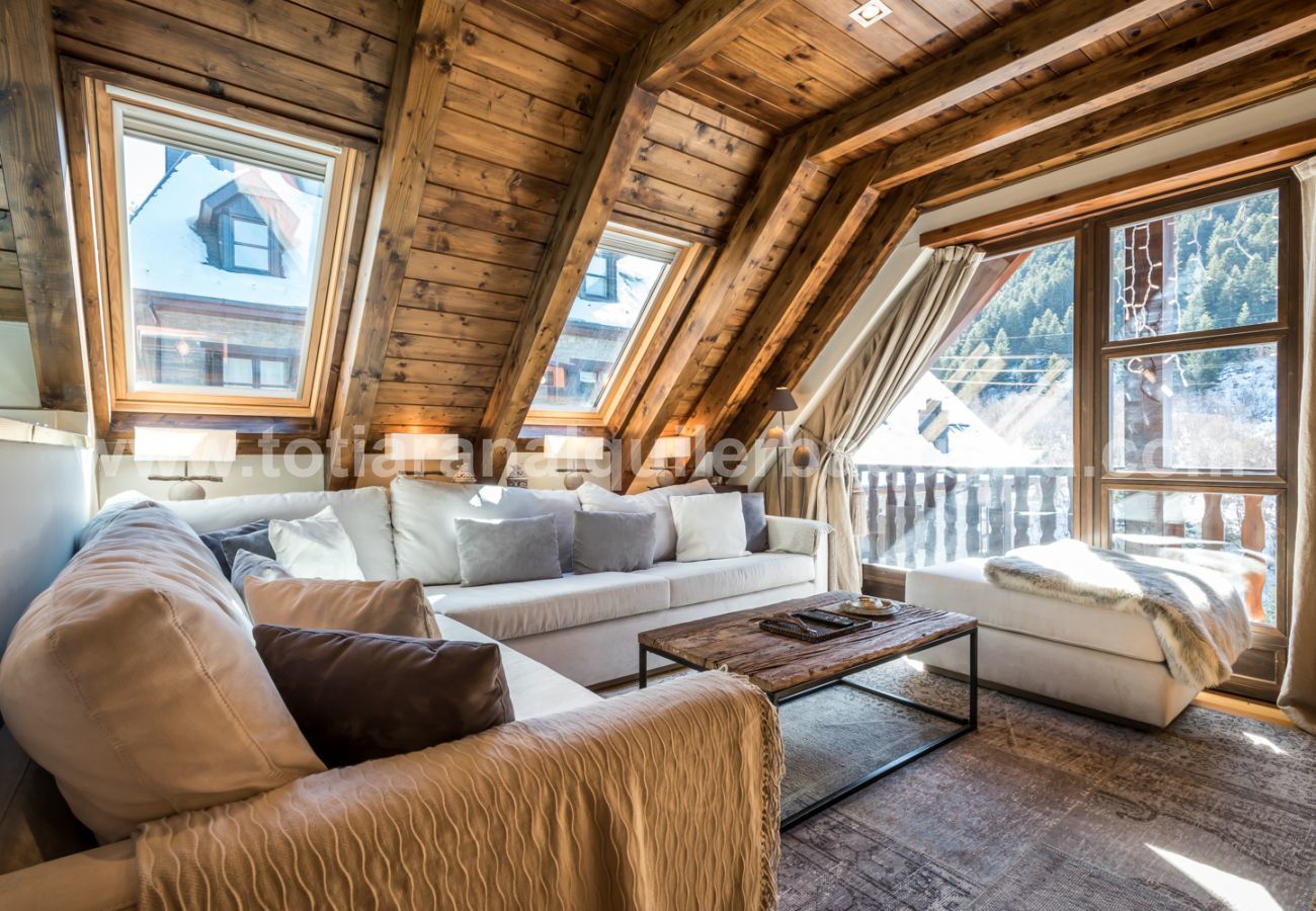 Beautiful dining room of the holiday apartment Marmotes by Totiaran, at the foot of the slopes