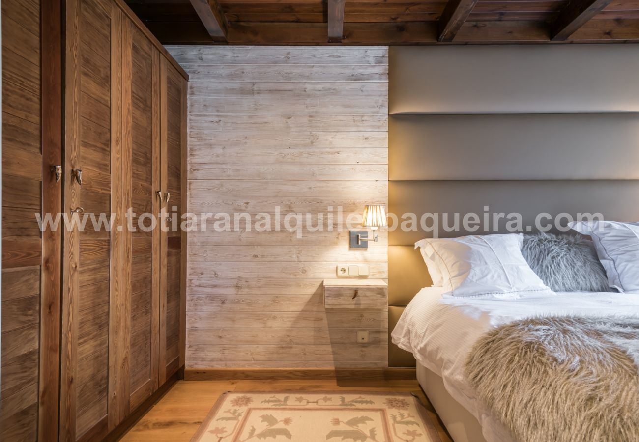 Beautiful bedroom of the holiday apartment Marmotes by Totiaran, at the foot of the slopes