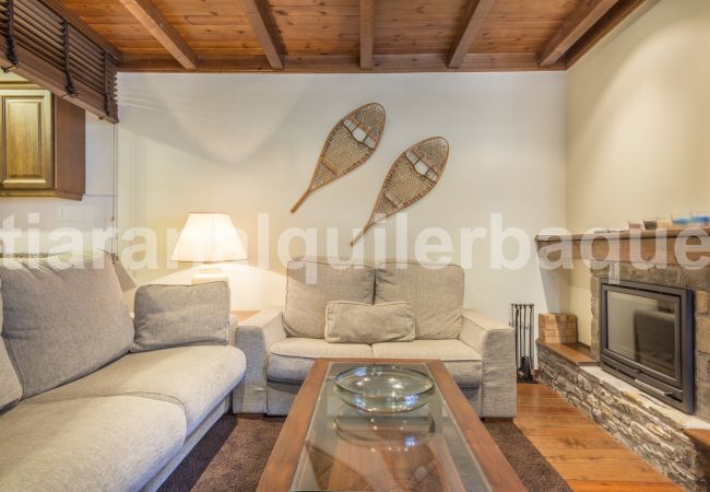 Salon Jordana  Totiaran, appartement à Val de Ruda, Baqueira