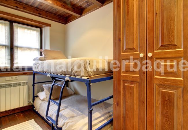 Chambre avec 2 lits superposés dans l’appartement Molieres by Totiaran au pied de la piste