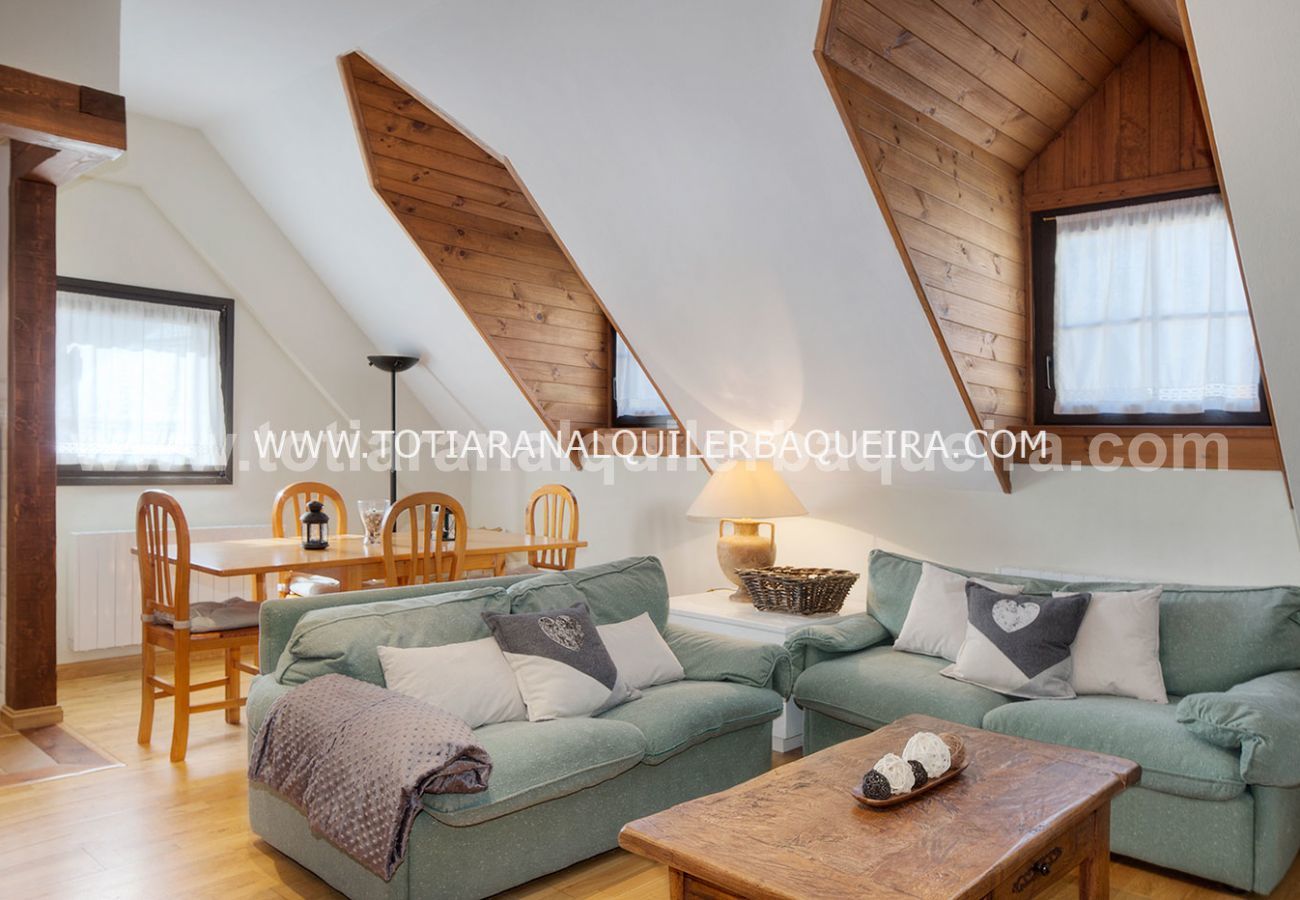 Salon Toran  Totiaran, appartement à Pleta de Tanau, Baqueira