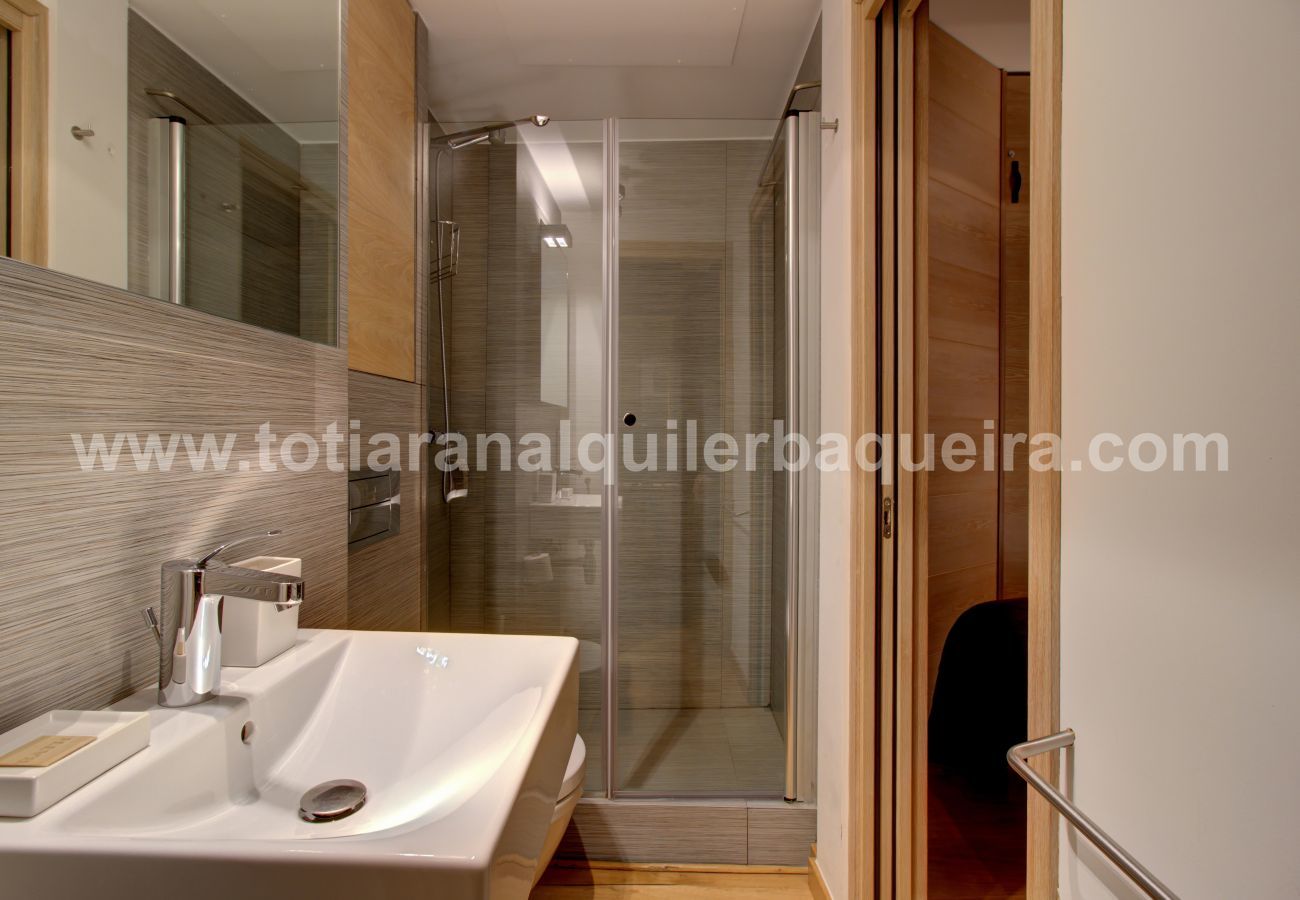 Salle de bains Camarote by Totiaran, appartement Baqueira