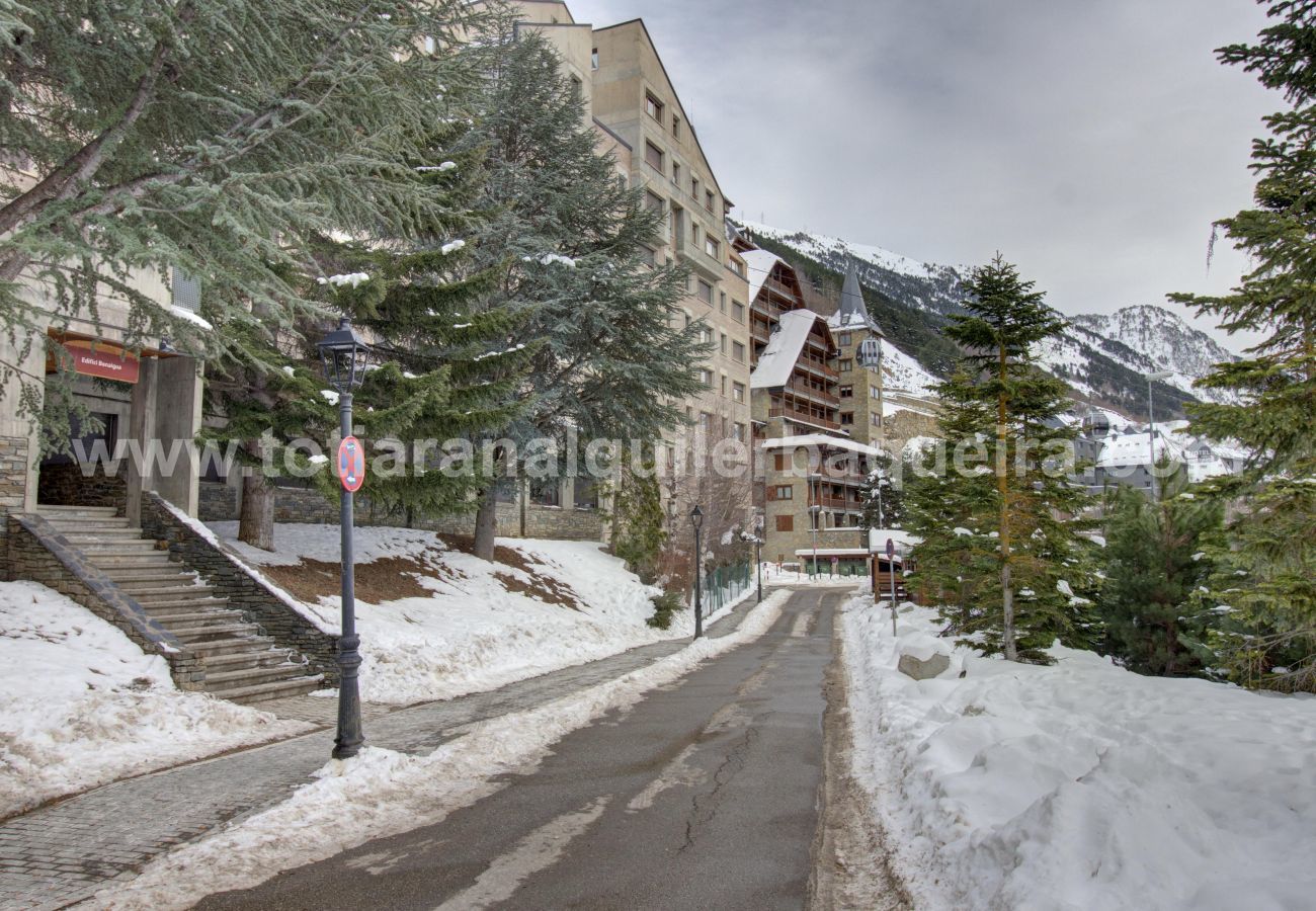 Eth Pradeth by Totiaran veus, centre-ville de Baqueira, au pied des pistes