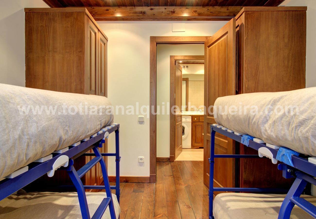 Chambre avec 2 lits superposés dans l’appartement Molieres by Totiaran au pied de la piste