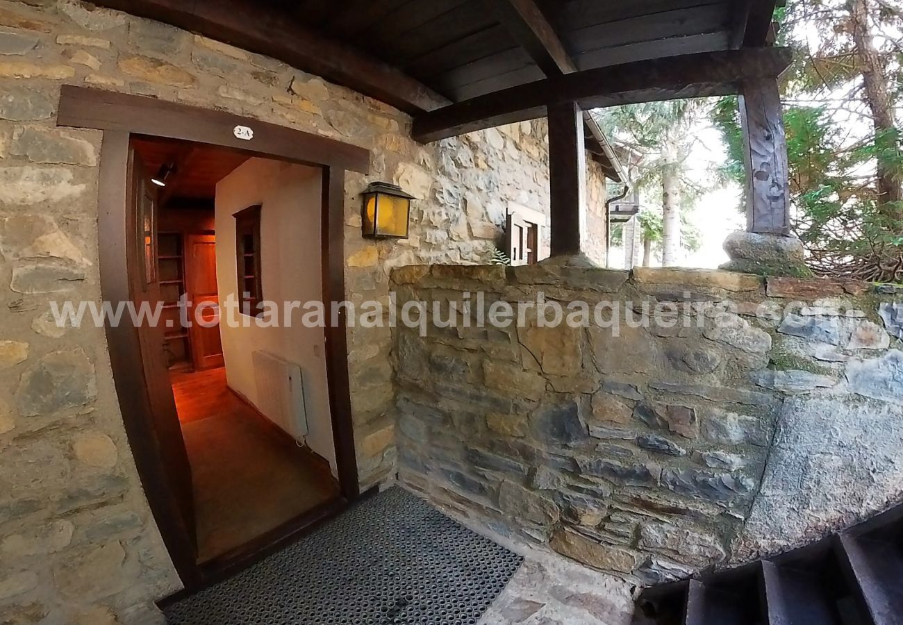 Apartment entrance Aiguamoix by Totiaran, in Tredos, 5 minutes from Baqueira