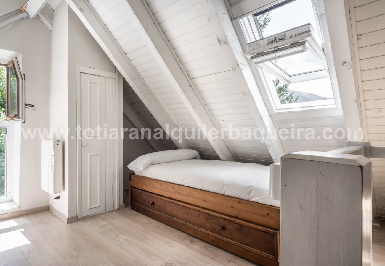 Chambre de la Casa Aneto by Totiaran. Situé à Vielha